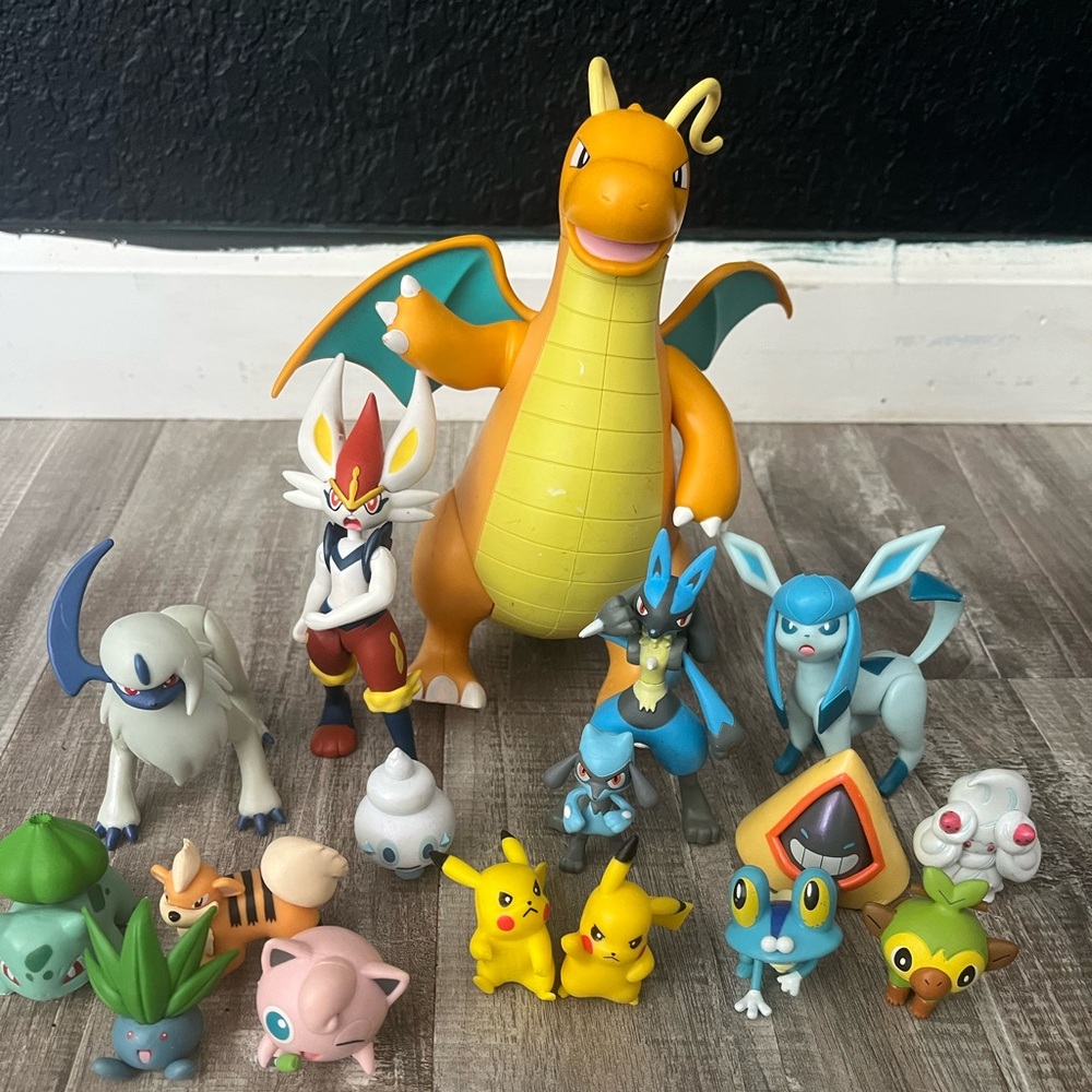 Small lot of Pokémon figures